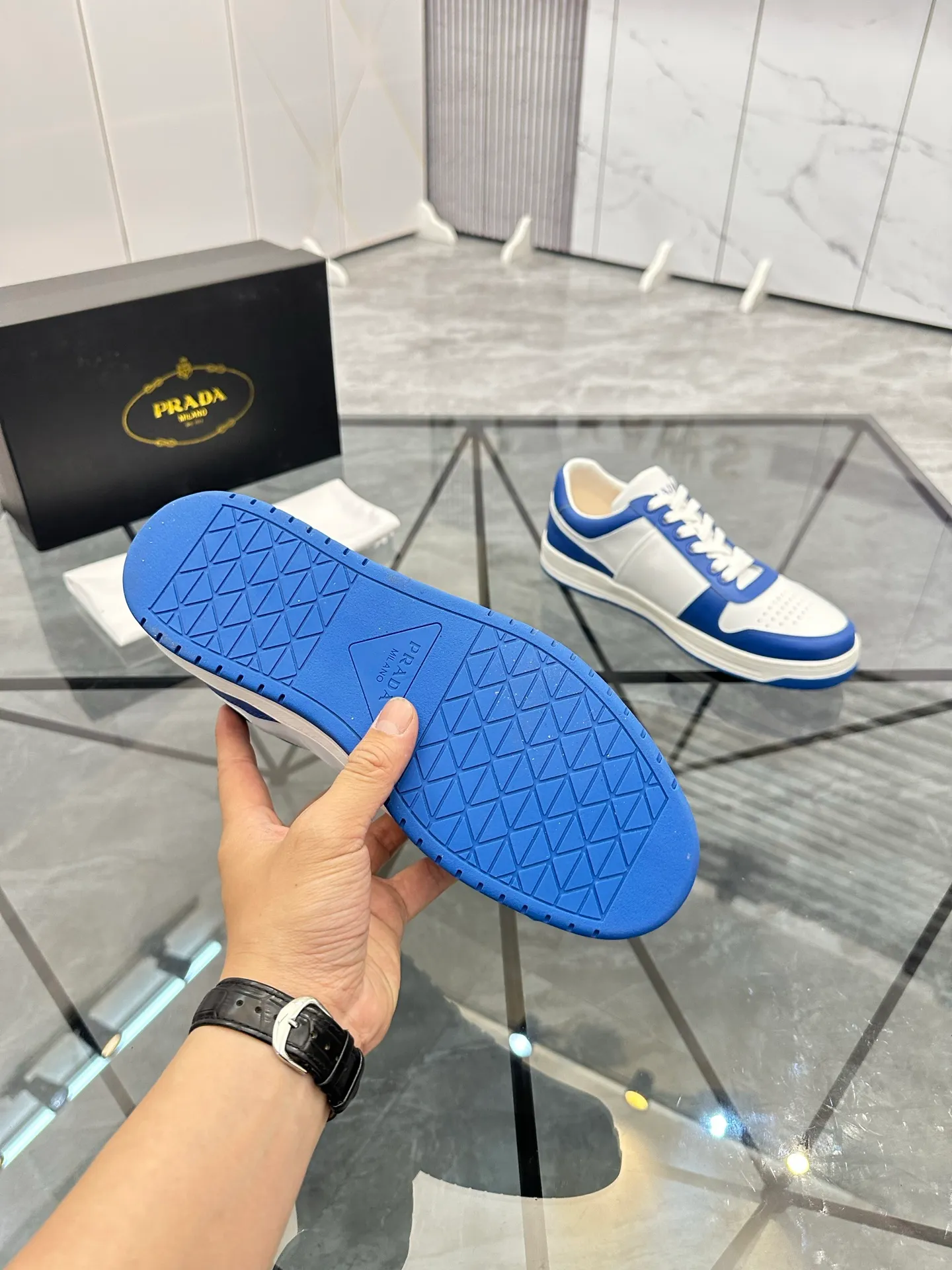 Men's shoes: 💰P400¥ Product trademark: Prada *"Prada*" low-top casual shoes Regular size: 38-44 (can be customized to 45) Product materials: imported cowhide upper, sheepskin lining, original outsole. Number: 020